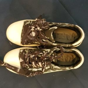 Snikers black and white.